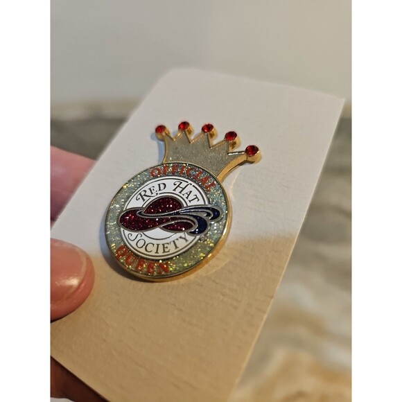 2008 Official Red Hat Society Queen Goldtone & Enamel Pin - Picture 5 of 6